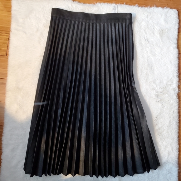 Zara Dresses & Skirts - Zara Black Pleated midi skirt sz XS